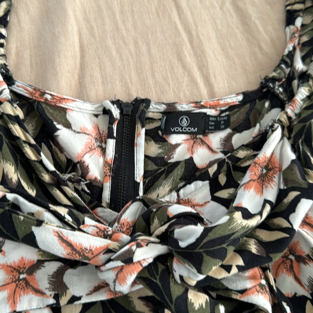 Small Volcom romper - Picture 3 of 4
